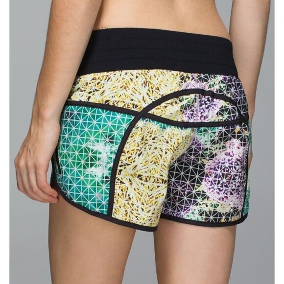 Lululemon Tracker Short II Paradise Grid Athletic Shorts 4 - Picture 1 of 3